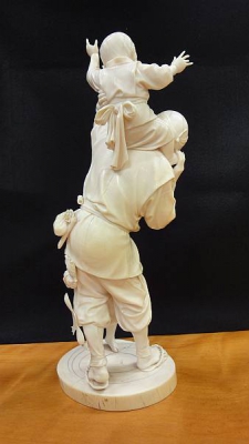ふたりの子供と戯れる男の躍動感あふれる作品。