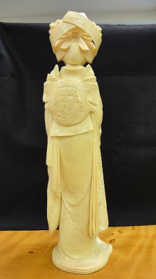 非常に精緻な花嫁衣装を着た女性の牙彫。