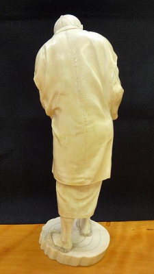 赤子を抱く老人の牙彫。自然な服のシワが印象的。