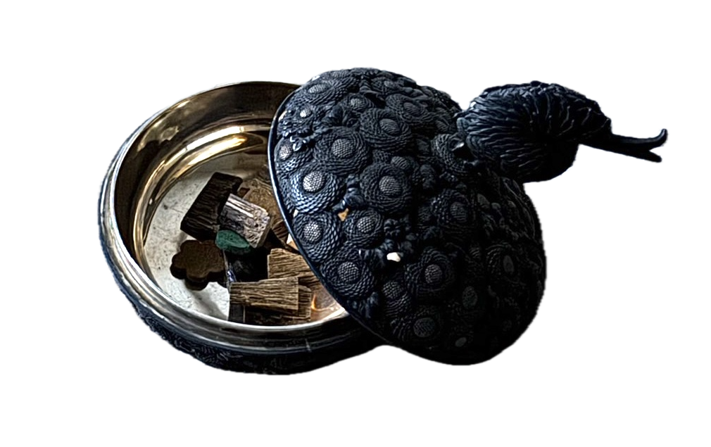 菊紋彫金の香合