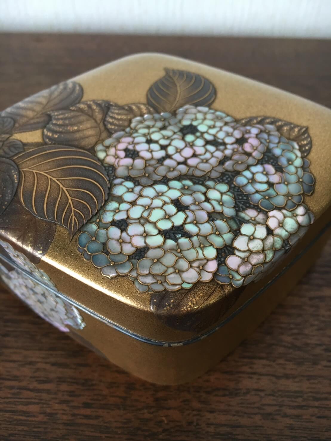 螺鈿装飾が施された蒔絵箱