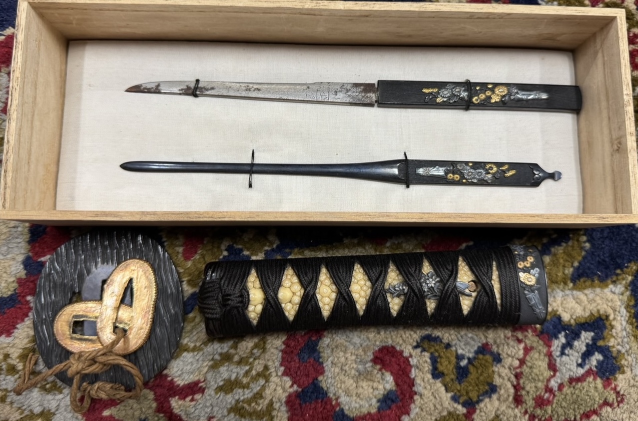 刀装具:鍔(つば)、柄(つか)、目貫(めぬき)、笄(こうがい)、小柄(ごづか)