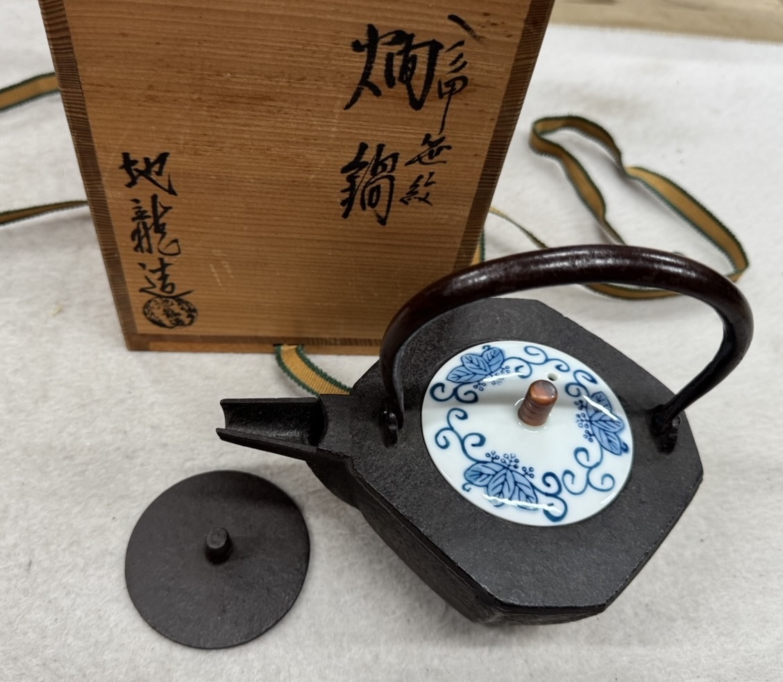 地龍造作の八角笹文 燗鍋