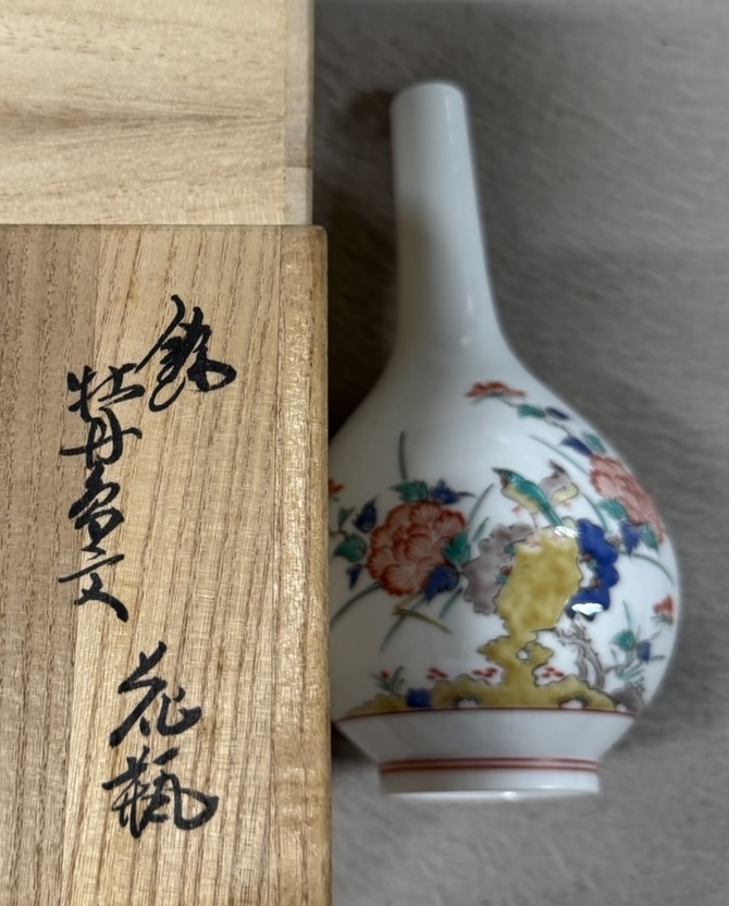 柿右衛門様式の牡丹文花瓶