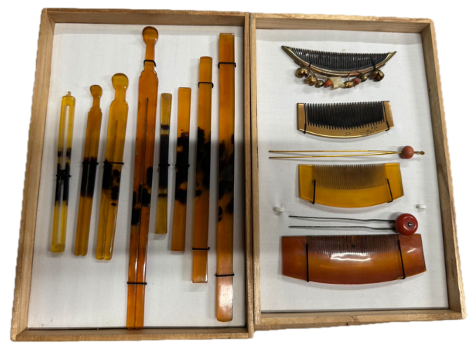 鼈甲(べっこう) 製の笄(こうがい)と櫛コレクション