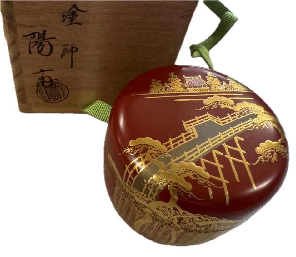 岡本陽斎 (おかもと ようさい) による宇治橋蒔絵棗 (うじばし まきえ なつめ)