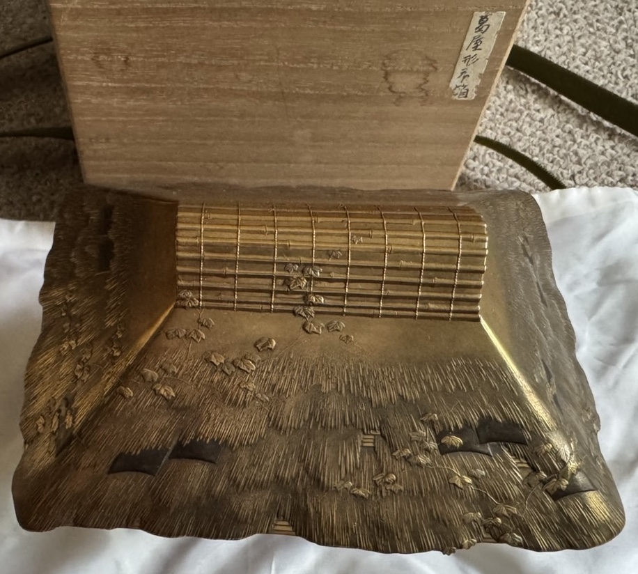 鉄地象嵌 葛屋形 香箱 (てつじぞうがん ぐずやがた こうばこ)