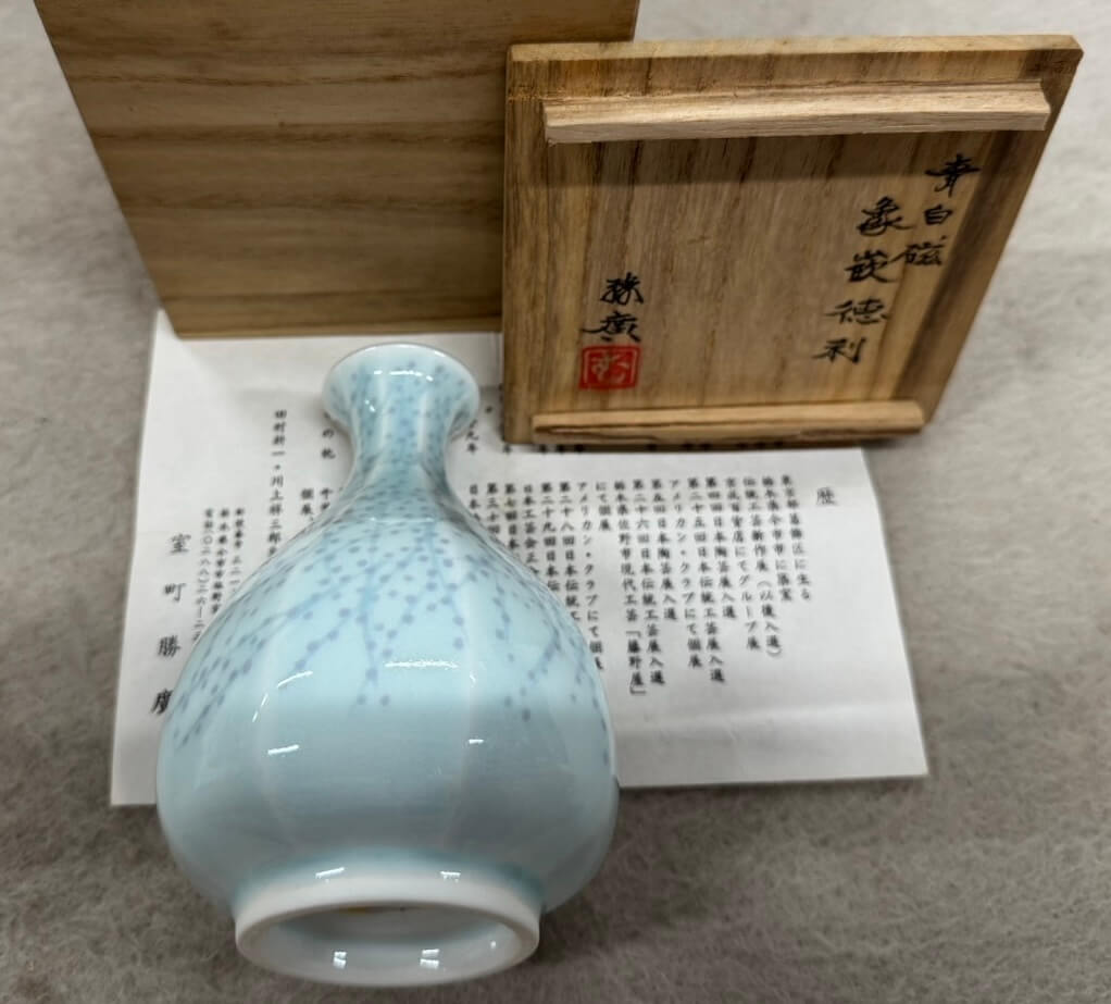 室町勝廣(むろまち かつひろ)による青白磁 象嵌(ぞうがん) 徳利