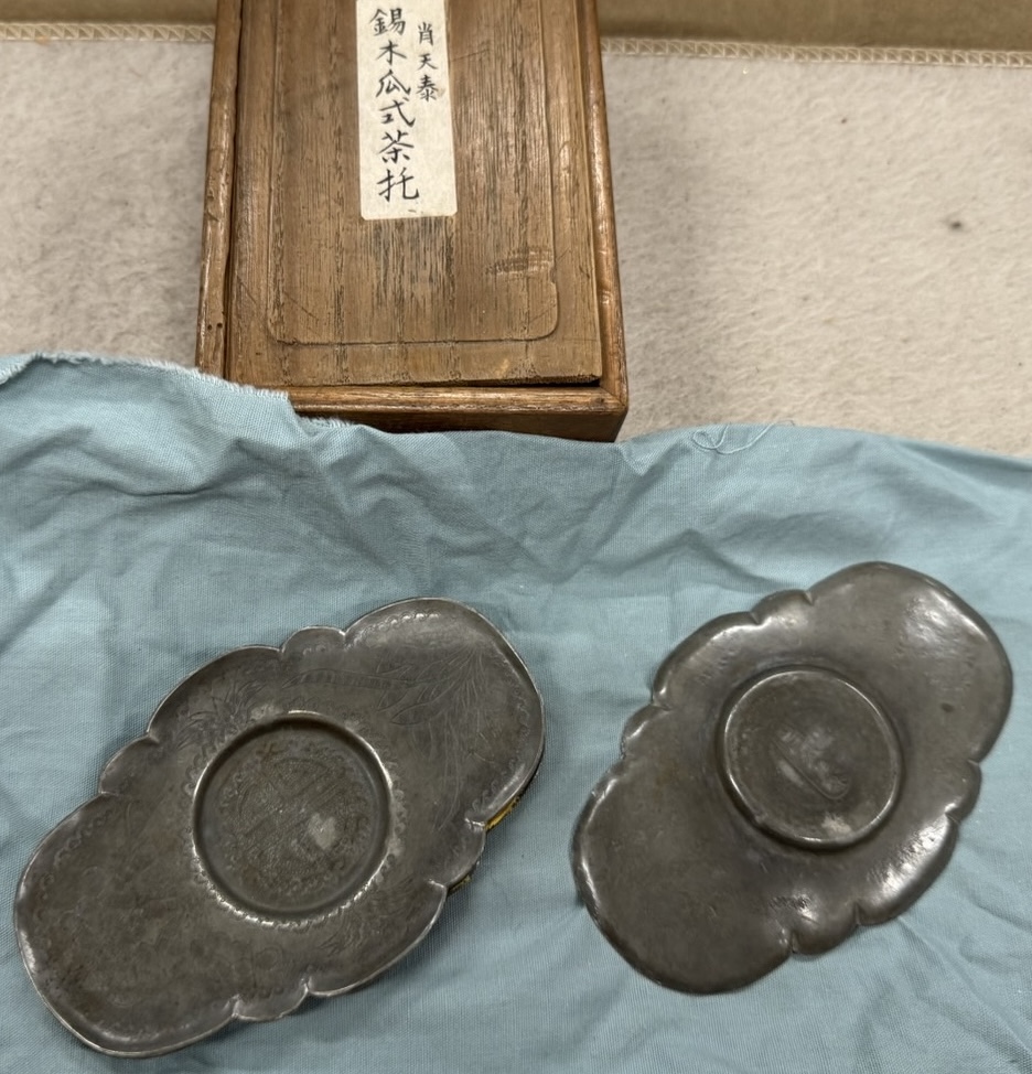 錫(すず)製の木瓜式茶托(もっこうしきちゃたく)