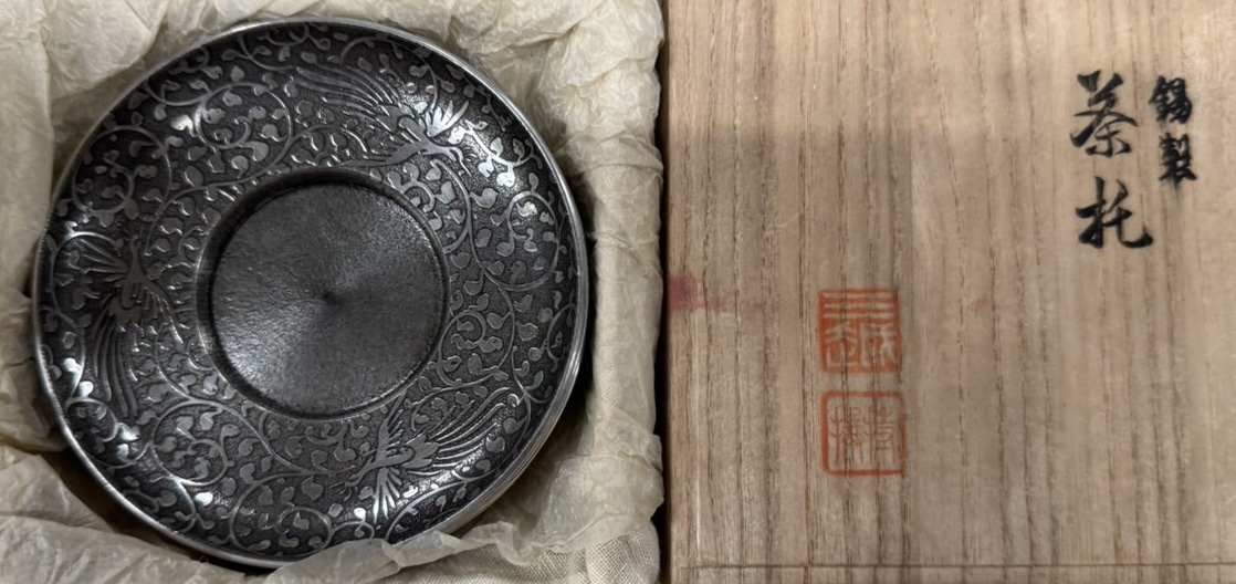 錫 (すず) 製の茶托