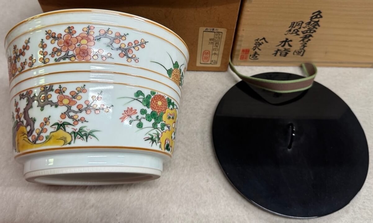 三浦竹泉(みうら ちくせん) による四君子図(しくんしず) 水指