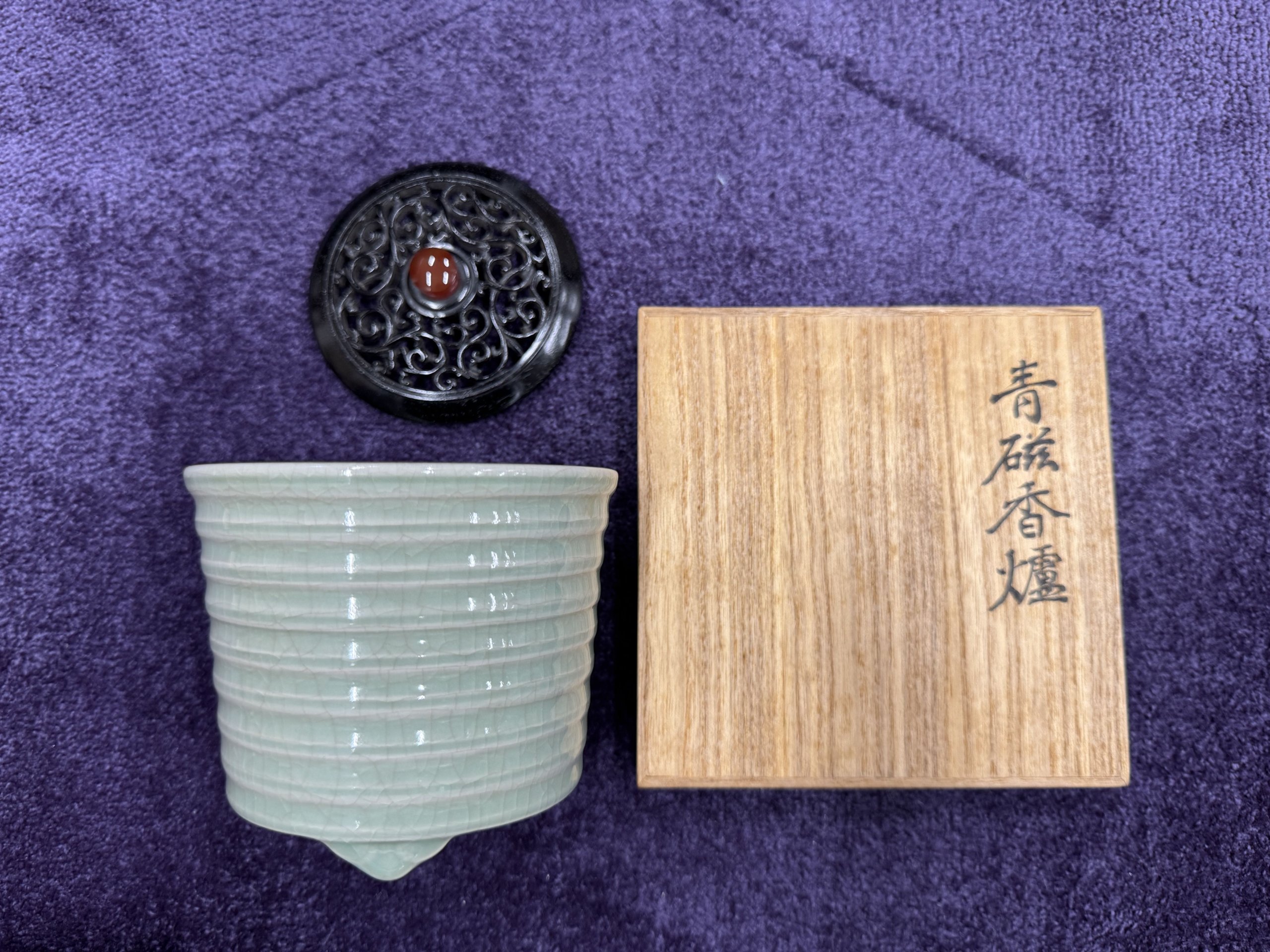 共箱の例（蓋の表の箱書きと落款）