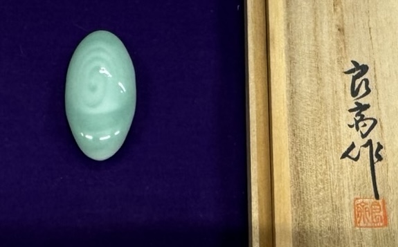 三代 井上良斎(いのうえりょうさい)作の青磁帯留