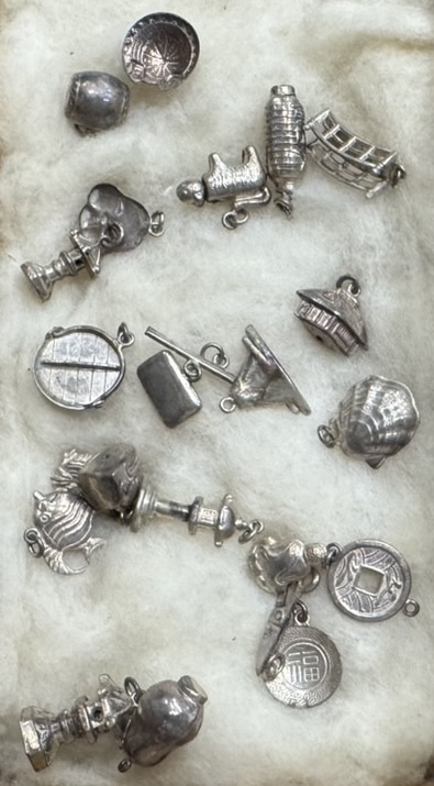 銀製のチャームコレクション
