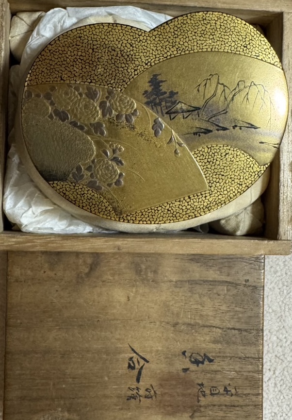 扇面 平目地蒔絵香合