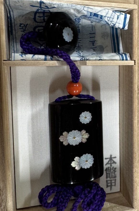 鼈甲(べっこう) 製の螺鈿 (らでん) 印籠