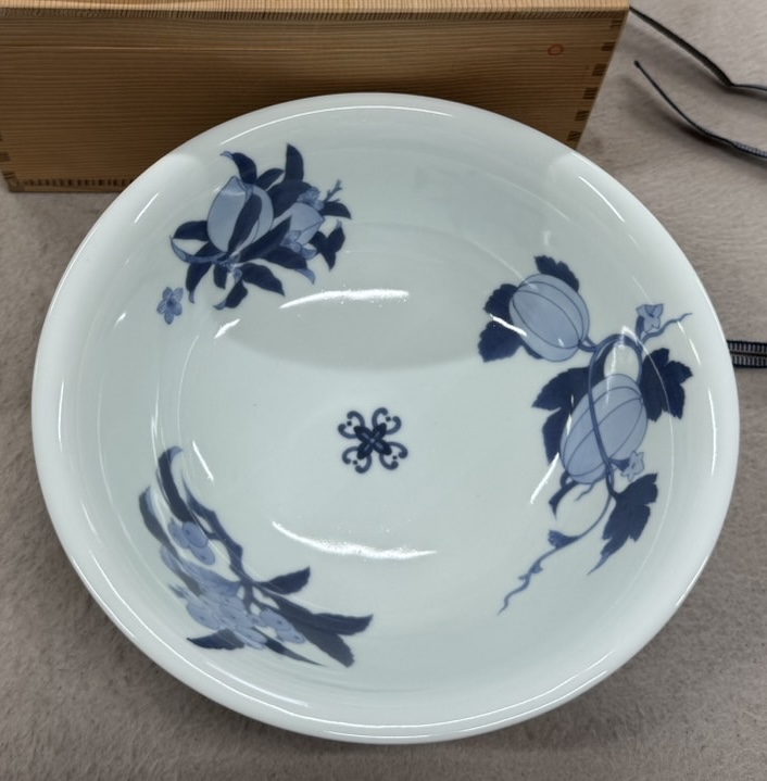 阪井茂治(さかい しげはる)作の藍鍋島(あいなべしま)三果文(さんかもん)鉢