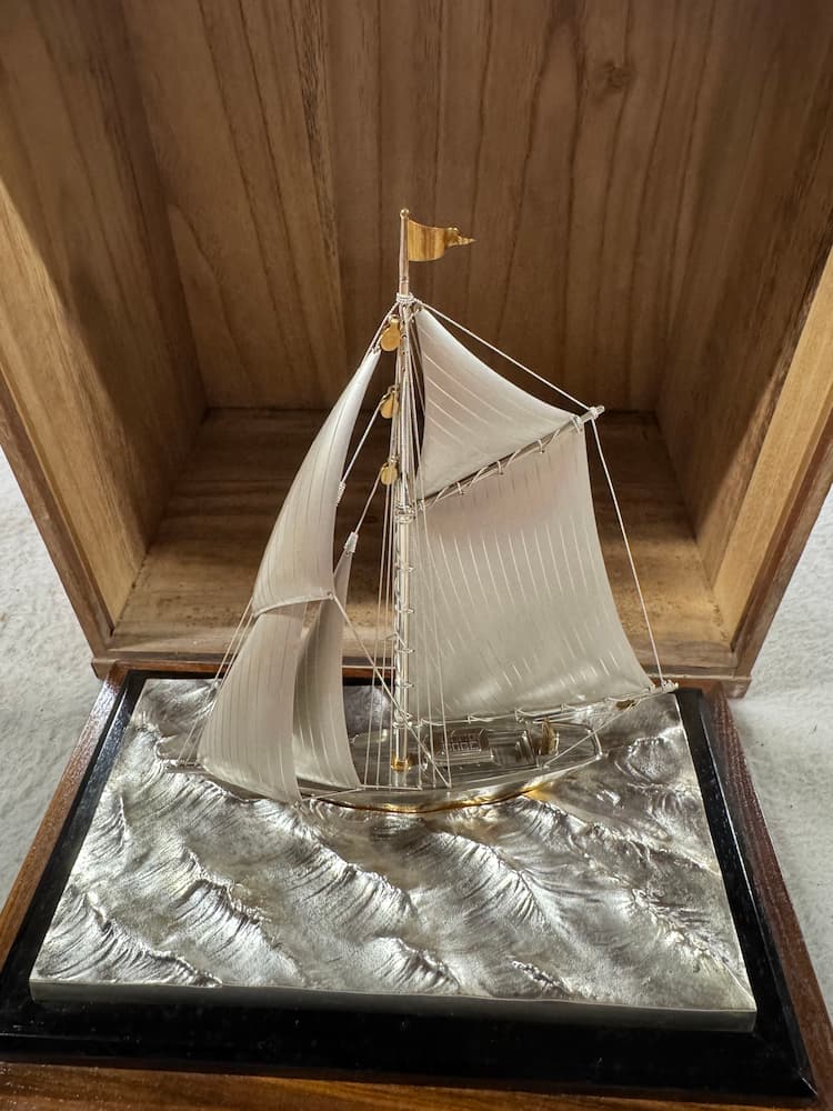銀製ヨット