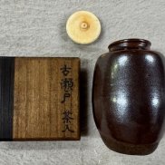 蓋がついており、欠けなどがなく状態がよいお品