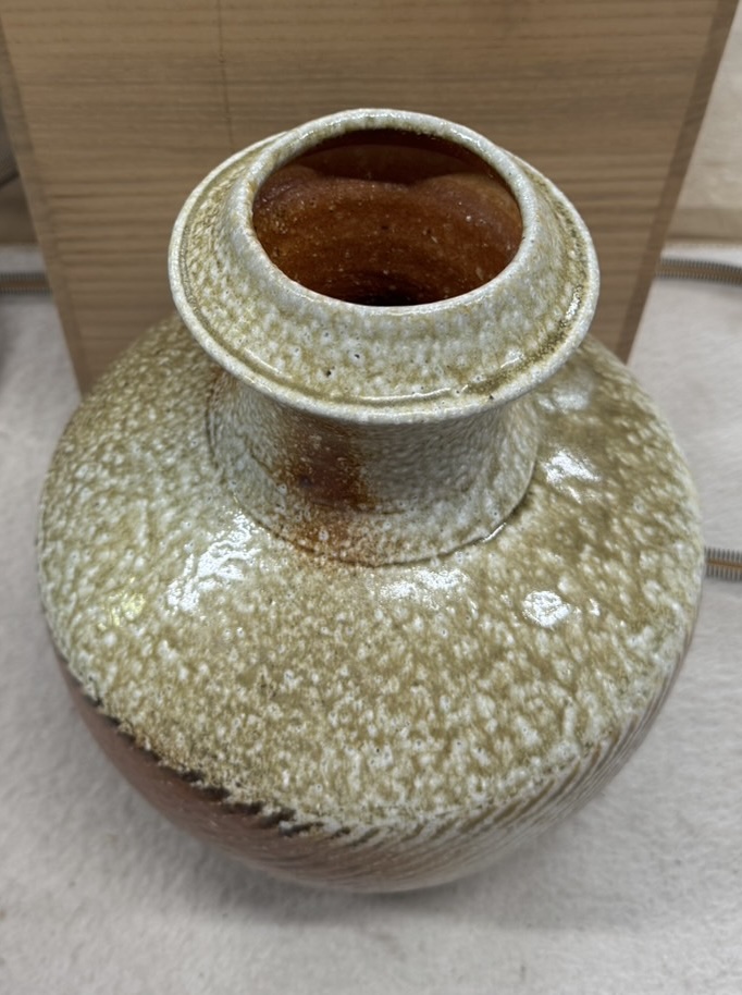 島岡達三による地釉象嵌縄文壺（じゆうぞうがんじょうもんつぼ）