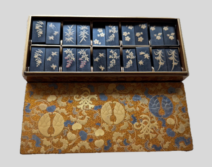 蒔絵 香札銀葉盤（こうふだぎんようばん）