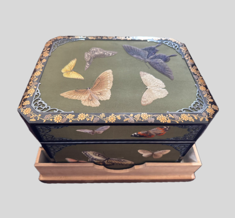 蝶図刺繍貼り蒔絵箱