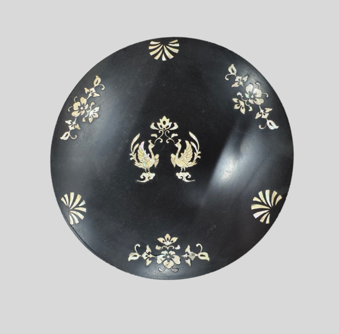 黒漆螺鈿鳳凰文香合 （こくしつ らでん ほうおうもん こうごう）