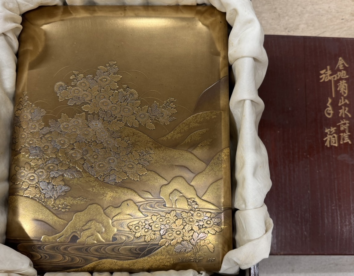 金地菊山水蒔絵箱（きんじきくさんすいまきえばこ）