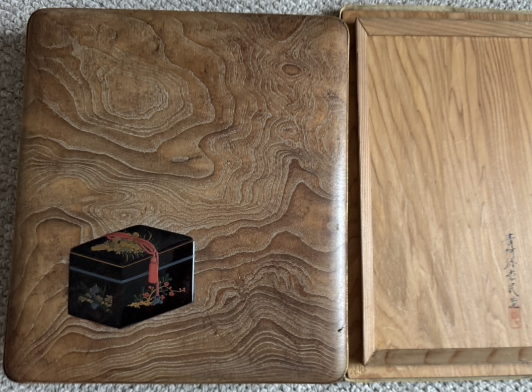 青阿弥松民(あおあみ しょうみん、本名:小川松民)による蒔絵硯箱