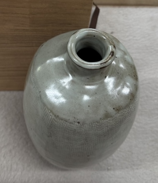 島岡達三（しまおか たつぞう）による地釉象嵌縄文壺（じゆう ぞうがんじょうもんつぼ）