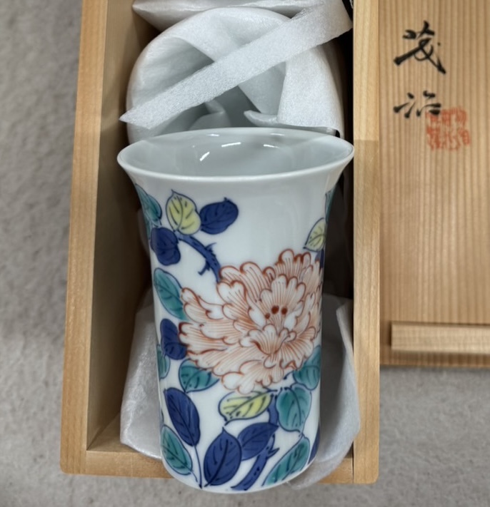 阪井茂治(さかい しげはる)の色鍋島 牡丹文 筒向付