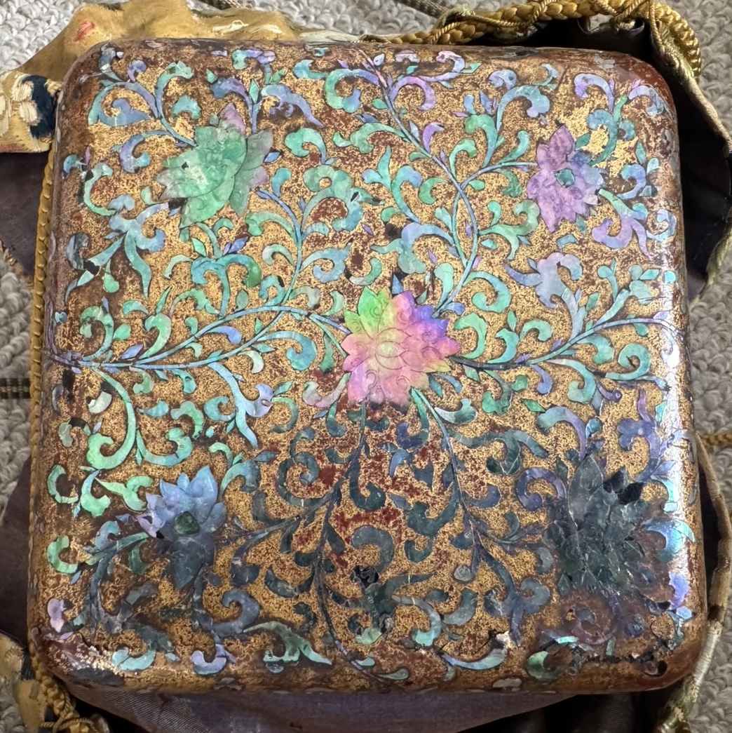 螺鈿(らでん)蒔絵唐草文箱