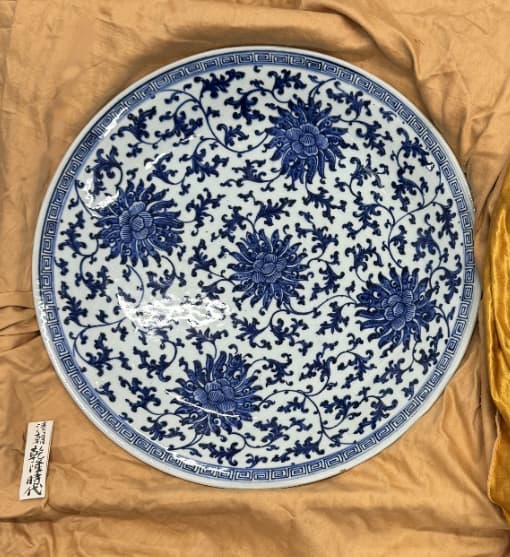 清朝乾隆時代 青花纏枝蓮文大皿