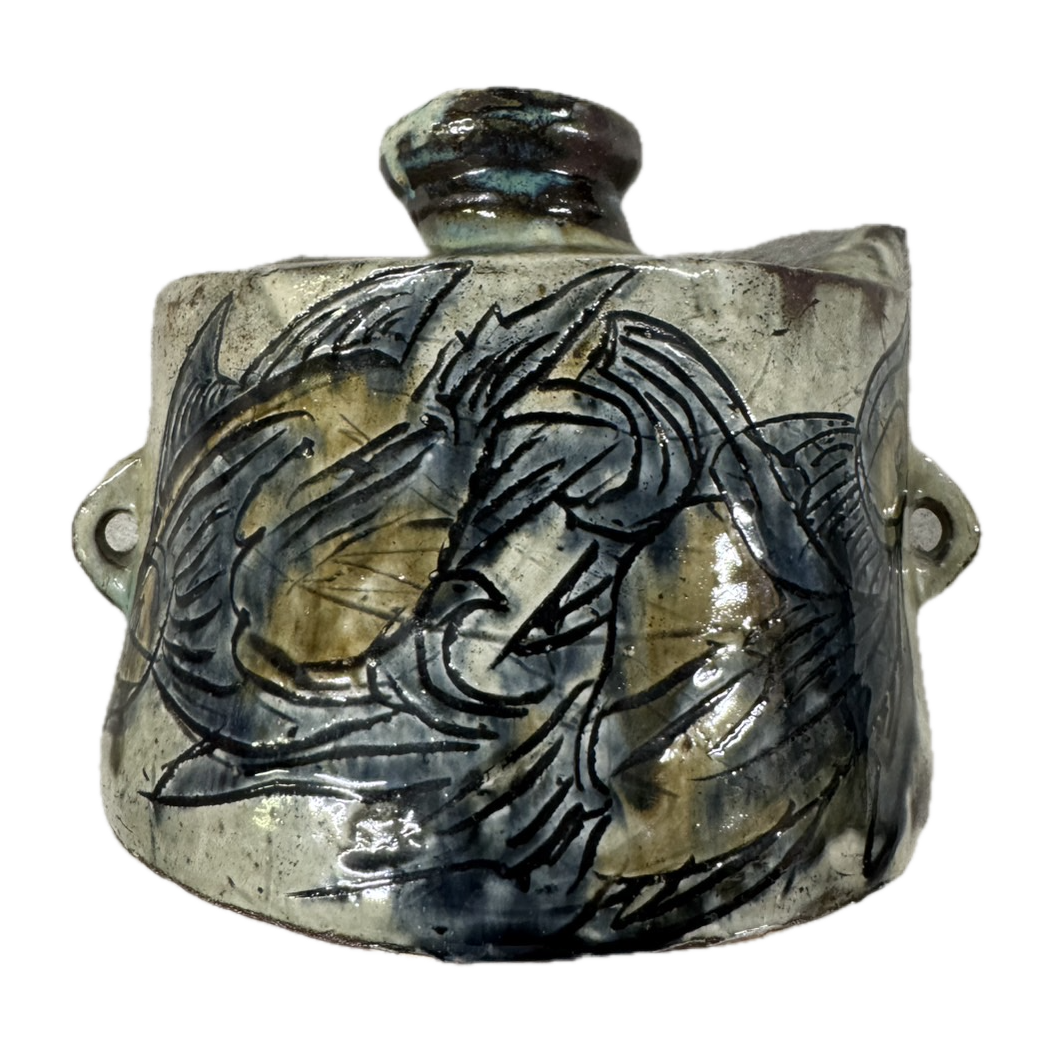 金城次郎(きんじょう じろう)による壺屋焼(つぼややき)魚文抱瓶(ぎょもんだちびん)