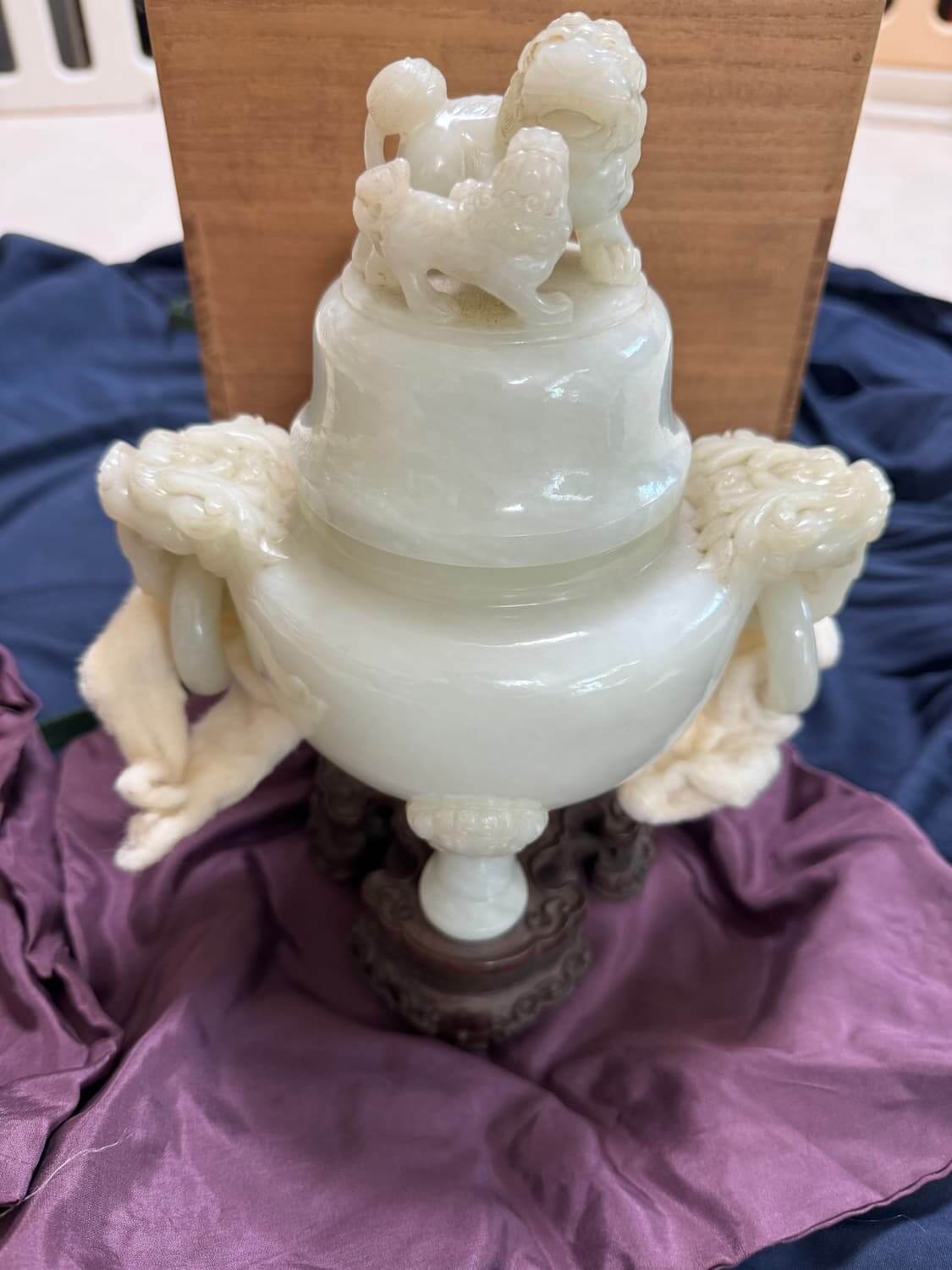 白玉瑞獣彫遊環耳香炉