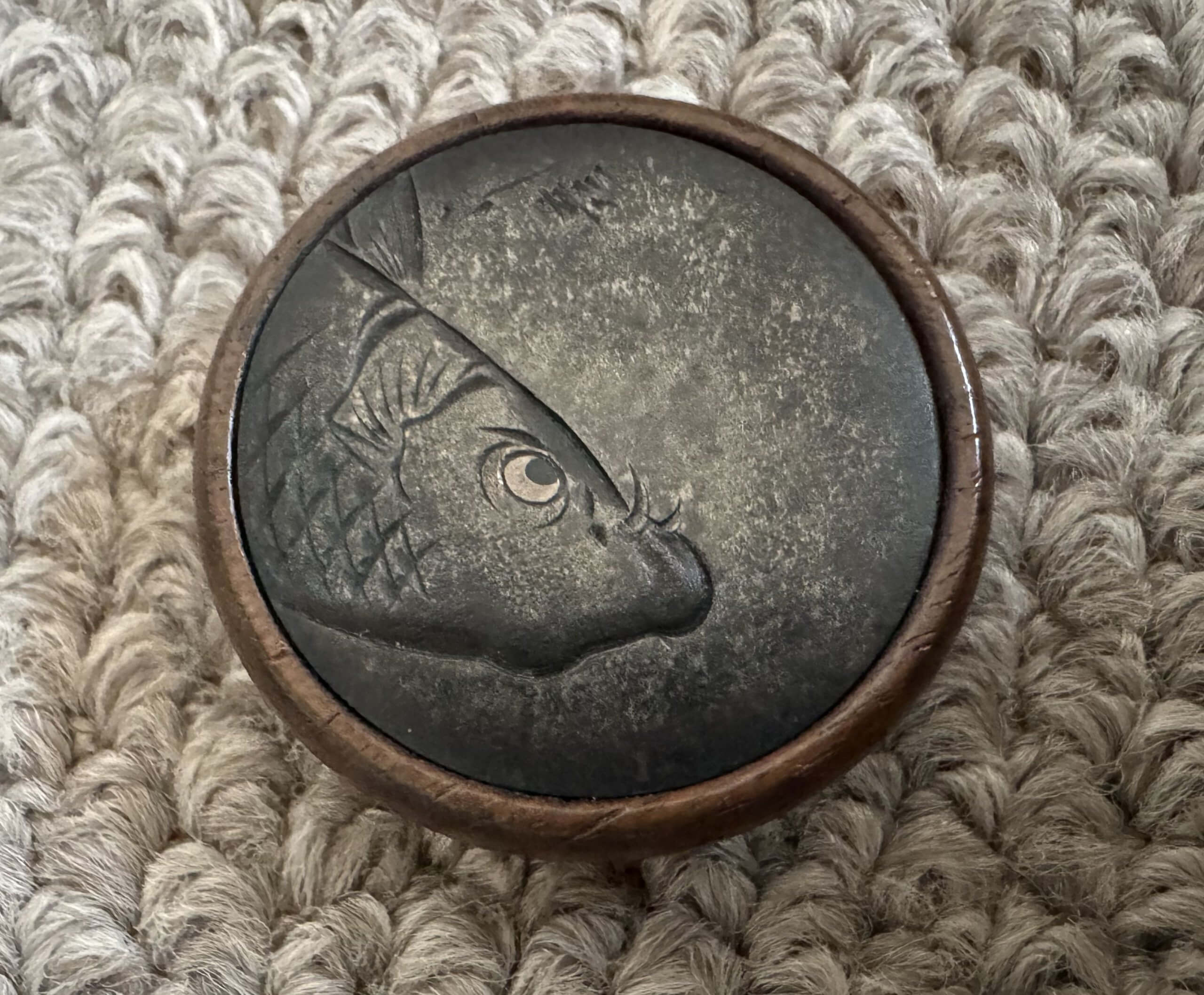 鏡蓋根付 彫金 鯉