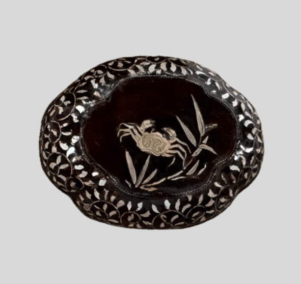 青貝螺鈿蟹文（あおがいらでんかにもん）香合