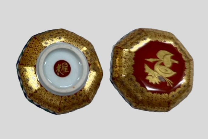 北出星光(きたで せいこう)による赤絵金襴手(あかえきんらんで) 露草文香合