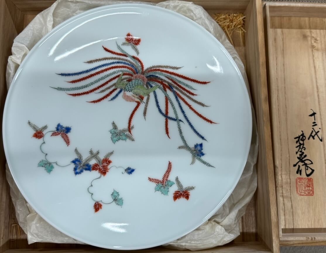 十二代酒井田柿右衛門による濁手（にごしで）鳳凰文（ほうおうもん）飾皿