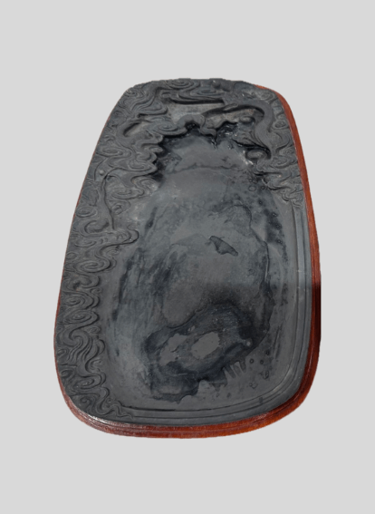 龍鳳呈祥(りゅうほうていしょう)が彫刻された端渓硯(たんけいけん)