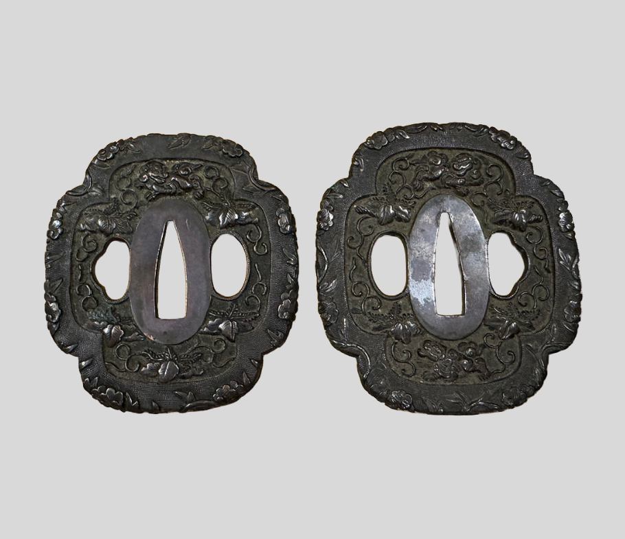 刀装具 鍔（つば）獅子花桐図