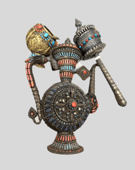 左：ガウ(携帯用仏壇)　中央：バンパ（水注）　右：マニ車（経文が収められた仏具）