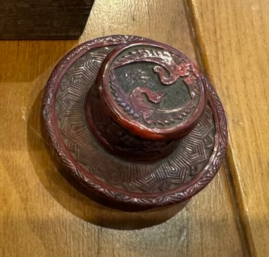 堆朱の天目台（てんもくだい）