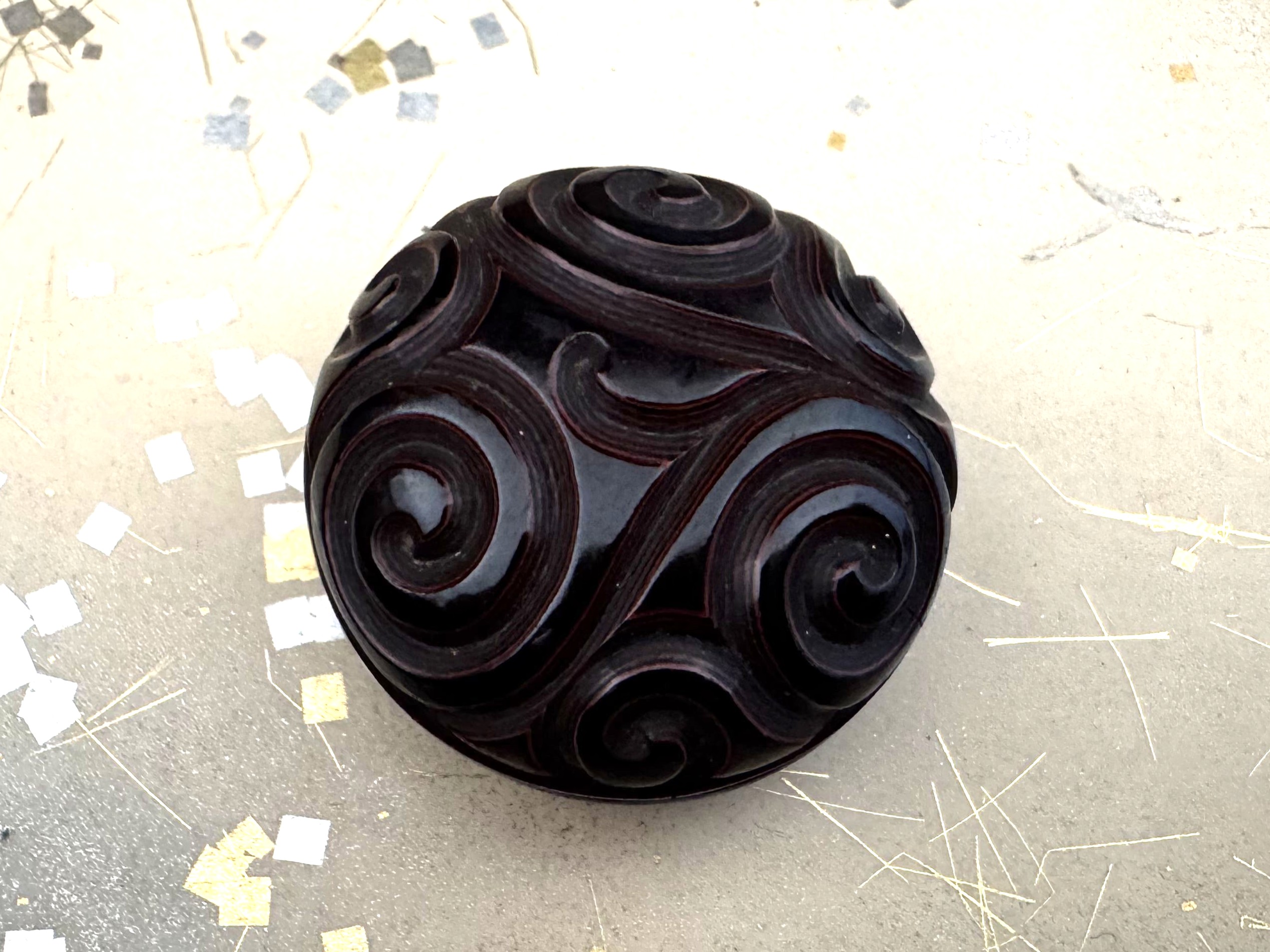 饅頭根付 堆黒 屈輪文