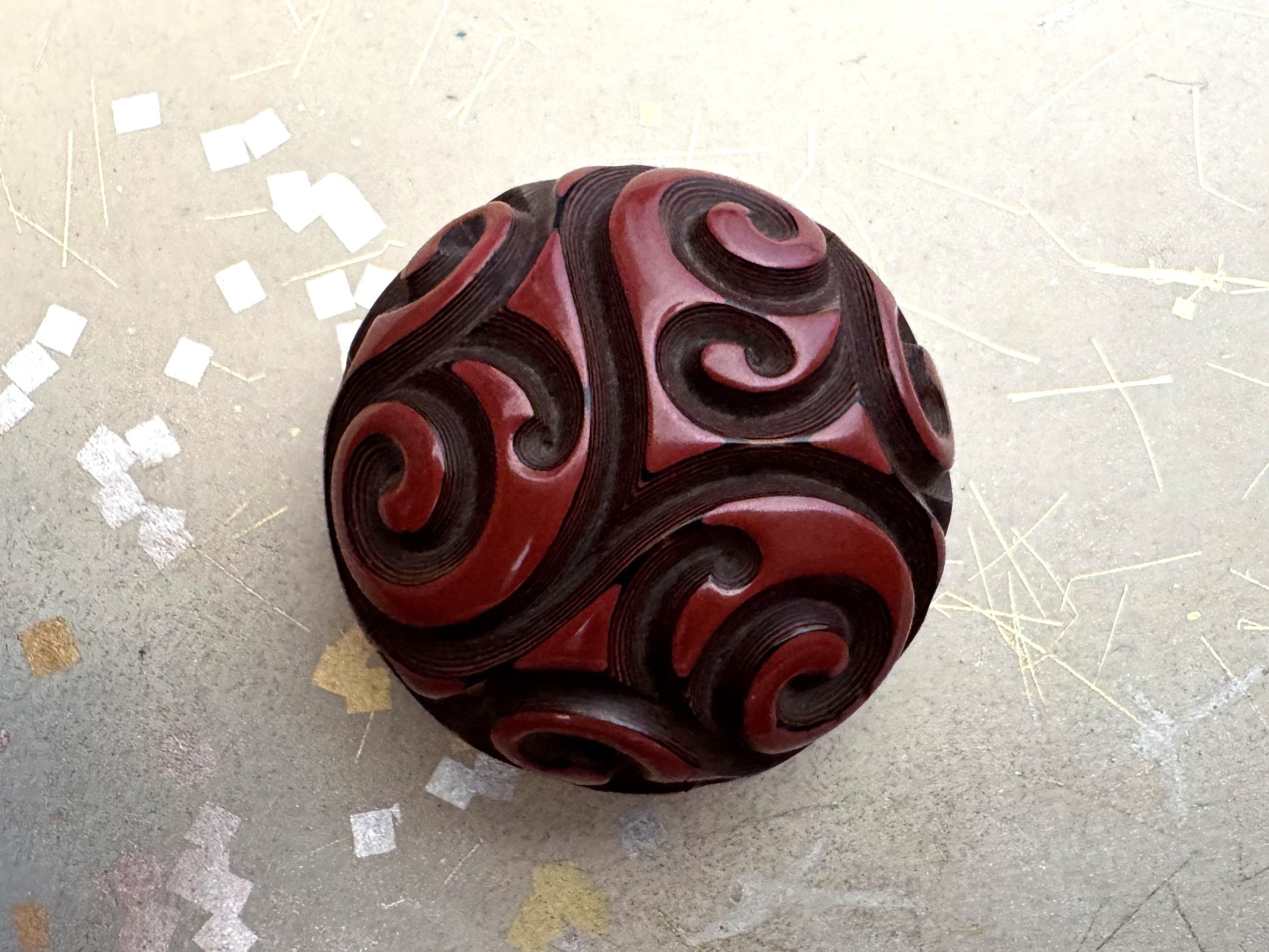 饅頭根付 堆朱 屈輪文