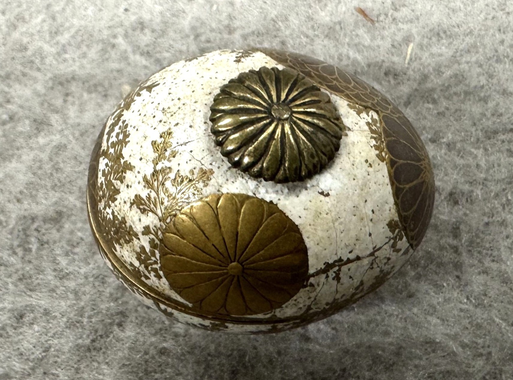 根付 卵型 菊紋