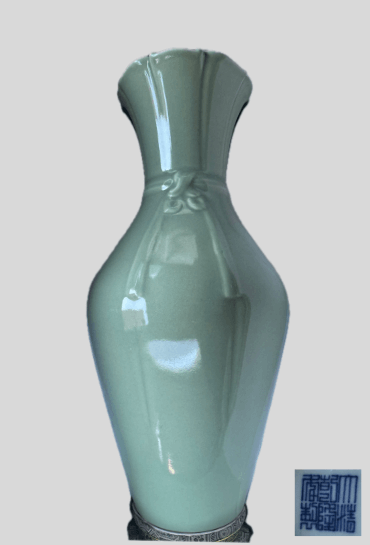 大清乾隆年製 豆青（とうせい）青磁花瓶