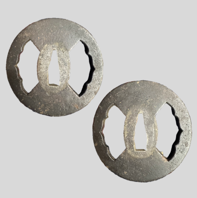 刀装具 無銘 鉄地透かし鍔（つば）