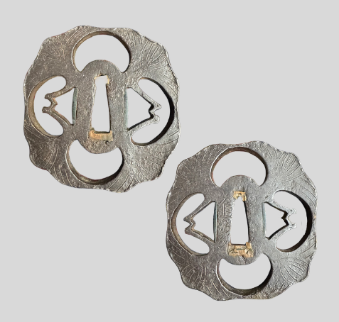 刀装具 信家（のぶいえ）銘 鉄地透かし鍔（つば）