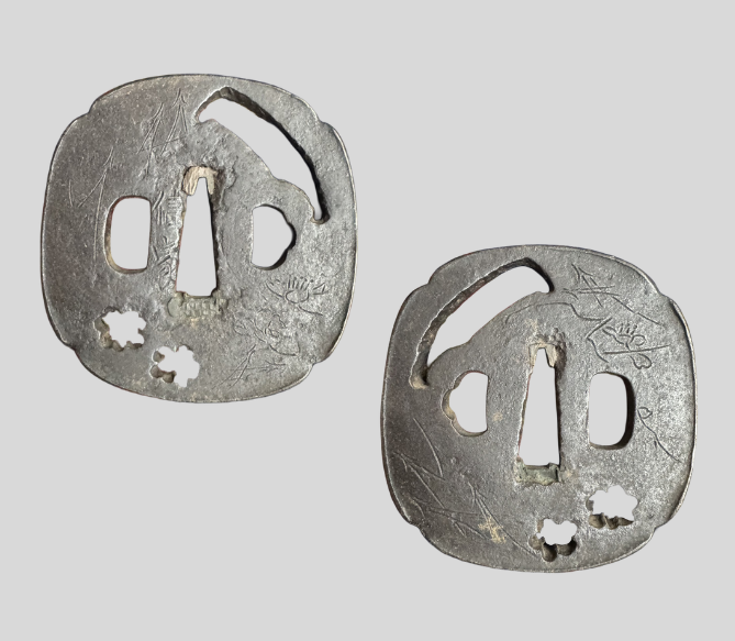 刀装具 信家銘 鉄地透かし鍔(つば)